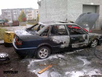 Петрозаводск, 25 сентября 2013 года, 10-50. Пожар в легковом автомобиле Фольксаген Пассат (Volkswagen Passat) произошел на улице Хейкконена, у дома № 43.