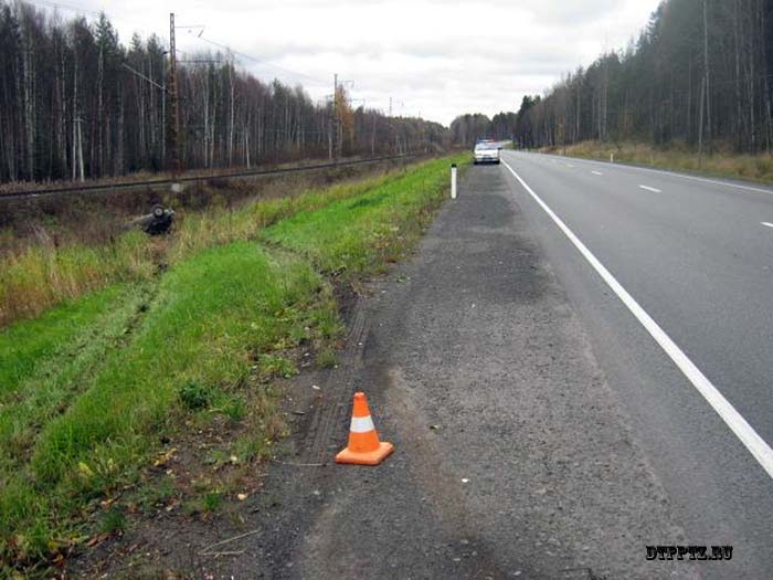Прионежский район, 13 октября 2013 года, 09-20. ДТП с участием легкового автомобиля ВАЗ-2108 произошло на 447-м километре трассы М-18 "Кола", в нескольких километрах за станцией Шуйская.