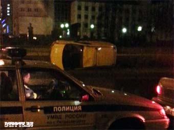 Петрозаводск, 8 ноября 2013 года, 21-15. ДТП с участием легковых автомобилей Дэу Матиз (Daewoo Matiz) и Рено Кангу (Renault Kangoo) произошло на пересечении Октябрьского проспекта и улицы Московская.