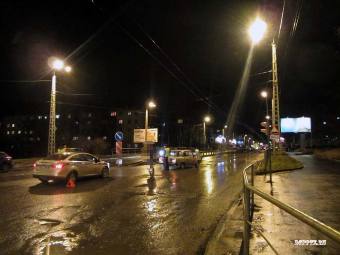 Петрозаводск, 13 ноября 2013 года, 21-45. ДТП с участием пешехода и легкового автомобиля ВАЗ-2107 произошло на улице Шотмана, у дома №13, в районе Нижнего Чапаевского кольца.