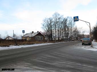 Петрозаводск, 27 ноября 2013 года, 07-45. ДТП с участием двух пешеходов и легкового автомобиля Фольксваген (Volkswagen Golf) произошло на улице Гвардейская, в районе дома № 31.