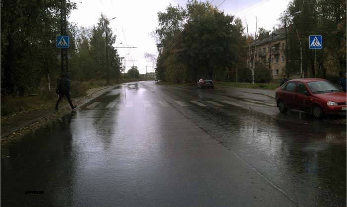 Петрозаводск, 26 сентября 2013 года, 12-50. ДТП с участием пешехода и легкового автомобиля ВАЗ-11133 (Lada Kalina) произошло на улице Судостроительная в районе дома № 6.