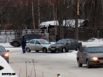 Петрозаводск, 16 декабря 2013 года, 13-30. ДТП с участием легковых автомобилей ВАЗ-2115 и ВАЗ-2112 (Lada 112) произошло на пересечении Соломенского шоссе и улицы Зайцева.