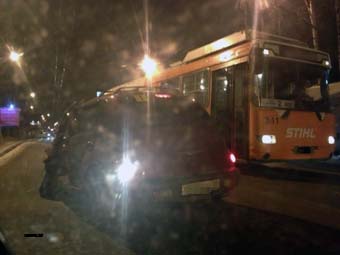 Петрозаводск, 6 декабря 2013 года, 22-10. ДТП с участием пикапа Митсубиши (Mitsubishi L200) и легкового автомобиля Крайслер (Chrysler Cruiser) произошло на пересечении улицы Кирова и Вольная.