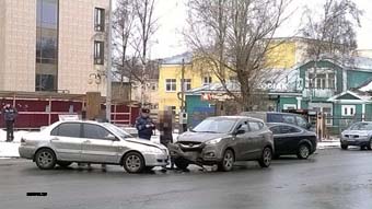 Петрозаводск, 4 марта 2014 года, 12-00. ДТП с участием легкового автомобиля Митсубиши (Mitsubishi Lancer) и кроссовера Хендай (Hyundai ix35) произошло на пересечении уоиц Кирова и Свердлова.