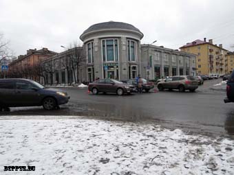 Петрозаводск, 4 марта 2014 года, 12-30. ДТП с участием легковых автомобилей ВАЗ-2110 (Lada 110) и Шкода (Skoda Octavia) произошло на пересечении улиц Гоголя и Герцена.