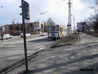 Петрозаводск, 4 апреля 2014 года, 13-45. ДТП с участием пешехода - водителя троллейбуса и неустановленного автомобиля произошло на Нижнем Чапаевском кольце.