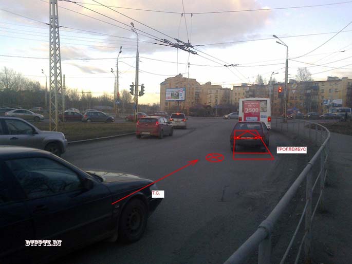 Петрозаводск, 4 апреля 2014 года, 13-45. ДТП с участием пешехода - водителя троллейбуса и неустановленного автомобиля произошло на Нижнем Чапаевском кольце.