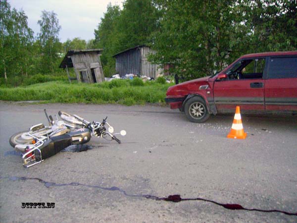 Кемь, 12 июня 2014 года, 01-25. ДТП с участием скутера (VIRAGO) и легкового автомобиля ВАЗ-2109 произошло на улице Октябрьская, у дома №1.