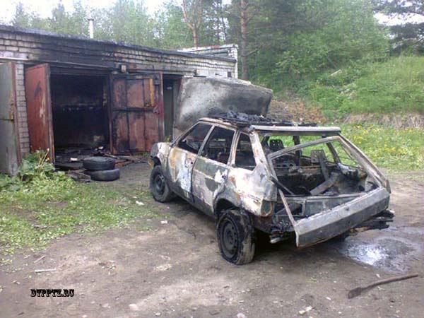 Петрозаводск, 2 июня 2014 года, 15-55. Пожар в легковом автомобиле ВАЗ-2109 произошел на Соломенском шоссе, в гаражно-строительном кооперативе «Пески-3».
