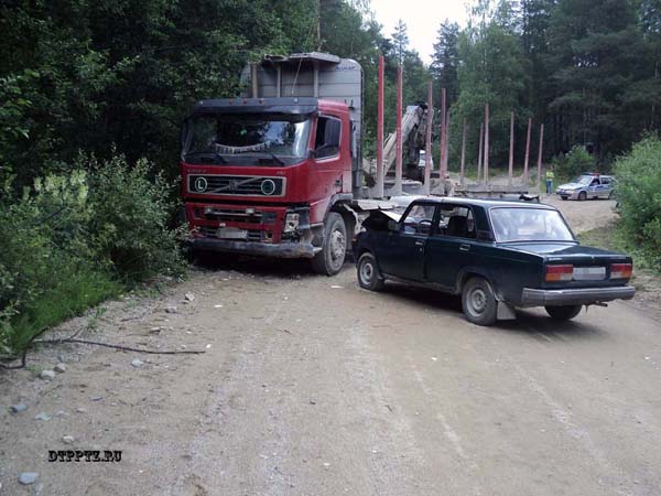 Медвежьегорский район, 16 июля 2014 года, 9-40. ДТП с участием легкового автомобиля ВАЗ-2107 и лесовоза на шасси грузового автомобиля Вольво (Volvo) произошло  на 121-м километре автодороги "Чебино-Паданы-Маслозеро".