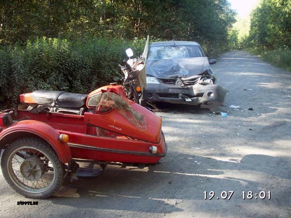 Кондопожский район, 19 июля 2014 года, 19-05. ДТП с участием мотоциклиста (ИЖ-Планета) и легкового автомобиля Рено (Renault Logan) произошло на автодороге у деревни Гангозеро.