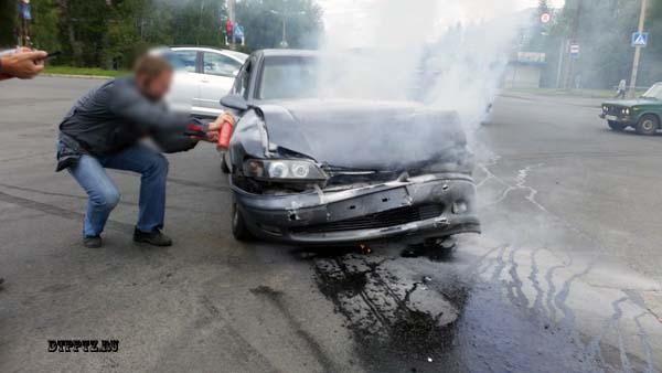 Петрозаводск, 27 августа 2014 года, 14-0. ДТП с участием легковых автомобилей Опель (Opel) и Тойота (Toyota) произошло на пересечении улиц Лыжная, Калинина, Правды и Ключевского шоссе.