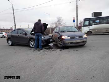 Петрозаводск, 14 сентября 2013 года, 14-00. ДТП с участием легковых автомобилей Рено (Renault Megan) и Мазда (Mazda 3) произошло на улице Правды, в районе пересечения с площадью Кирова.