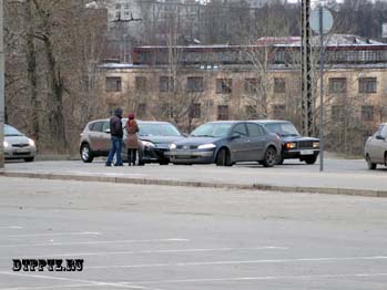 Петрозаводск, 14 сентября 2013 года, 14-00. ДТП с участием легковых автомобилей Рено (Renault Megan) и Мазда (Mazda 3) произошло на улице Правды, в районе пересечения с площадью Кирова.