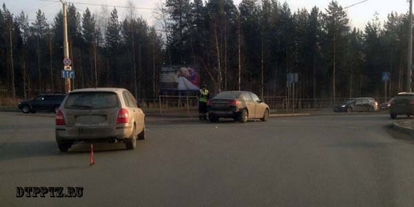 Петрозаводск, 25 ноября 2014 года, 08:48. ДТП с участием двух легковых автомобилей произошло на Древлянском кольце.