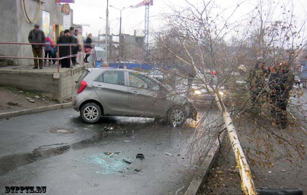 Петрозаводск, 5 ноября 2014 года, 10-00. ДТП с участием легкового автомобиля КИА (KIA Picanto) произошло на улице Ключевая, напротив дома № 14, в районе пересечения с улицей Петрова.