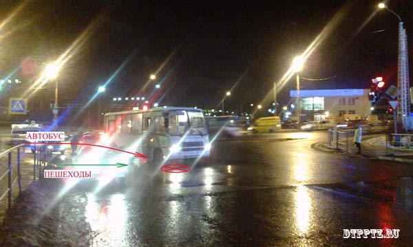 Петрозаводск, 17 декабря 2014 года, 20-37. ДТП с участием пешеходов и маршрутного автобуса ПАЗ произошло в районе дома № 2 по улице Чапаева, на пересечении улицы Чапаева и Муезерская.