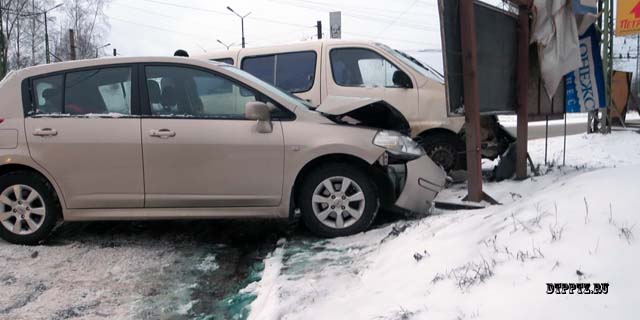 Петрозаводск, 22 декабря 2014 года, 08-30. ДТП с участием легкового автомобиля Ниссан (Nissan Tiida) и микроавтобуса Тойота (Toyota Hiace) произошло на пересечении улицы Зайцева и Заводская.