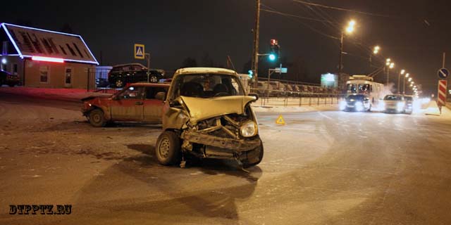 Петрозаводск, 23 декабря 2014 года, 22-35. ДТП с участием двух легковых автомобилей произошло на пересечении улиц Чапаева и Ватутина. 