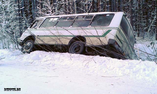 Беломорский район, 29 декабря 2014 года, 11-45. ДТП с участием рейсового автобуса ПАЗ произошло на 13-м километре автодороги "Сосновец – Летнереченск".
