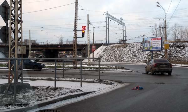 Петрозаводск, 7 декабря 2014 года, 09-50. ДТП с участием легковых автомобилей Шевроле Ланос (Chevrolet Lanos) и Фольксваген Джетта (Volkswagen Jetta) произошло на пересечении улиц Шотмана и Чапаева.