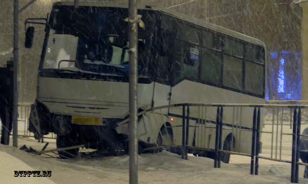 Петрозаводск, 11 января 2015 года, 21-00. ДТП с участием маршрутного автобуса (Otoyol) произошло улице Чапаева, напротив дома №7, перед Автовокзалом.