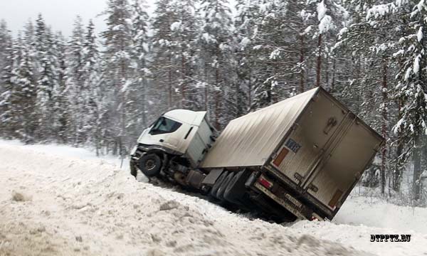 Медвежьегорский район, 16 января 2014 года, 09-00. ДТП с участием седельного тягача Ивеко (Iveco) с полуприцепом произошло на 650-м километре автодороги М-18 "Кола", на границе с Сегежским районом.