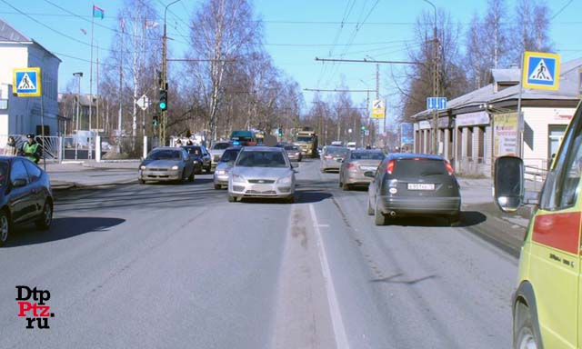 Петрозаводск, 13 марта 2015 года, 13-00. ДТП с участием пешехода и легкового автомобиля Форд (Ford Focus) произошло на улице Кирова, на пешеходном переходе в районе пересечения с улицей Вольная.