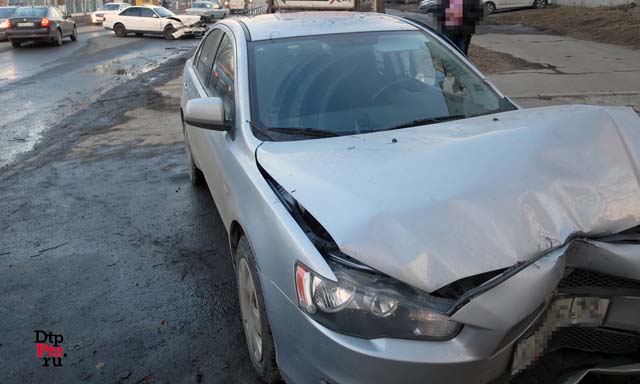 Петрозаводск, 18 марта 2015 года, 17-10. ДТП с участием легковых автомобилей Ауди (Audi A8) и Митсубиши Лансер (Mitsubishi Lancer) произошло на улице Ригачина, напротив дома № 44.
