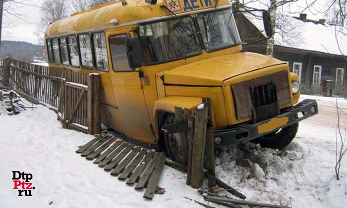 Вологодская область, 1 апреля 2015 года, 14-05. Вопиющее ДТП с участием пешехода и школьного автобуса произошло в селе Борисово-Судское Бабаевского района.