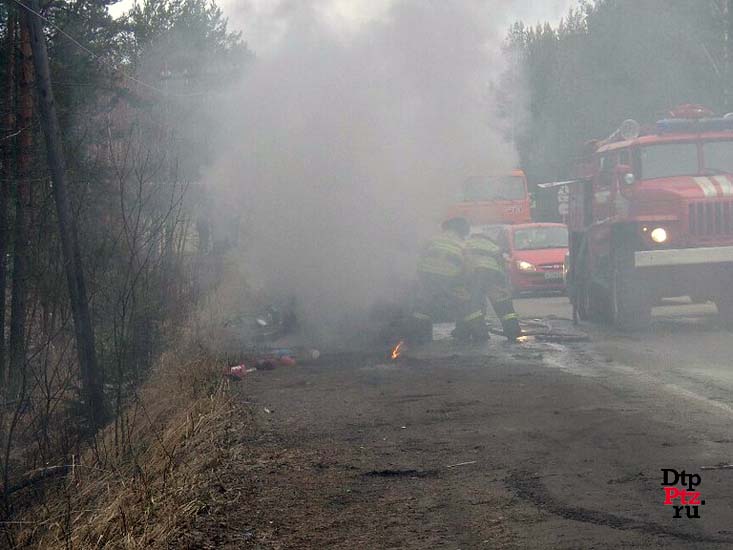 Прионежский район, 21 апреля 2015 года, 12-44. Пожар в легковом автомобилей Митсубиши (Mitsubishi Galant) произошел на 18-м километре автодороги "Петрозаводск - Суоярви", в районе Бесовецкого кладбища.