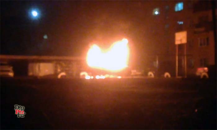 Петрозаводск, 25 апреля 2015 года, 02-10. Пожар во внедорожнике Митсубиши (Mitsubishi Pajero) произошел на улице Володарского, во дворе между домами № 40 и 44.