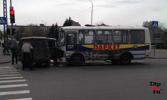 Петрозаводск, 12 мая 2015 года, 14-49. ДТП с участием маршрутного автобуса ПАЗ и фургона УАЗ-3741 "Буханка" произошло на пересечении улиц Антикайнена и Красная.
