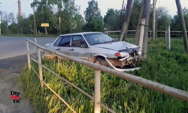Петрозаводск, 30 мая 2015 года, 03-30. ДТП с участием легкового автомобиля ВАЗ-2115 произошло на пересечении улиц Ключевая и Репникова.