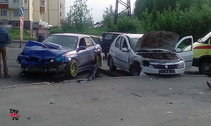 Петрозаводск, 31 мая 2015 года, 18-40. ДТП с участием легковых автомобилей Субару (Subaru WRX)  и Рено Логан (Renault Logan) произошло на пересечении Комсомольского проспекта и улицы Ла-Рошель.