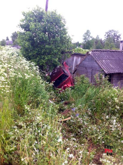 Олонецкий район, 19 июня 2015 года, 06-40. ДТП с участием легкового автомобиля ВАЗ-2105 произошло в деревне Тукса.