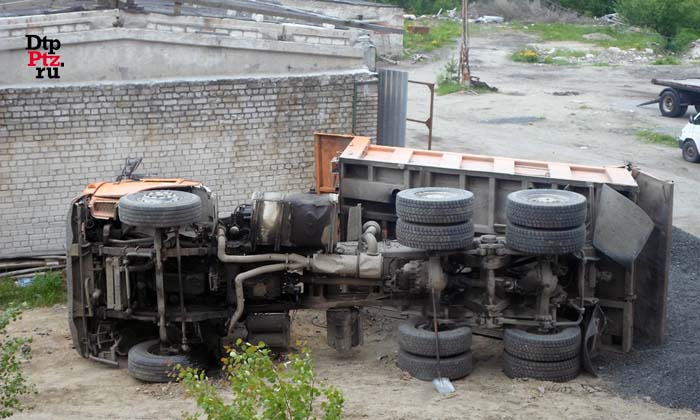 Пряжа, 5 июня 2015 года, 11. ДТП с участием самосвала на шасси грузового автомобиля КАМАЗ произошло на улице Строительная.