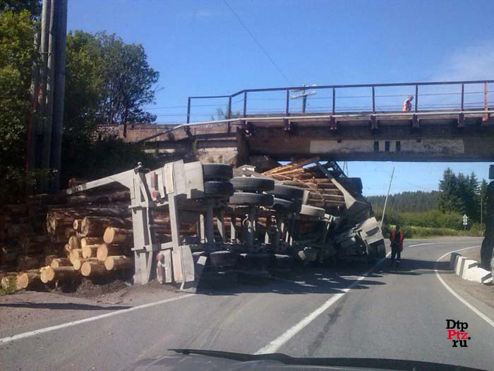 Питкярантский район, 2 июля 2015 года, 10-00. ДТП с участием лесовоза произошло произошло на 294-м километре автодороги А-121 "Сортавала", в населенном пункте Ляскеля.
