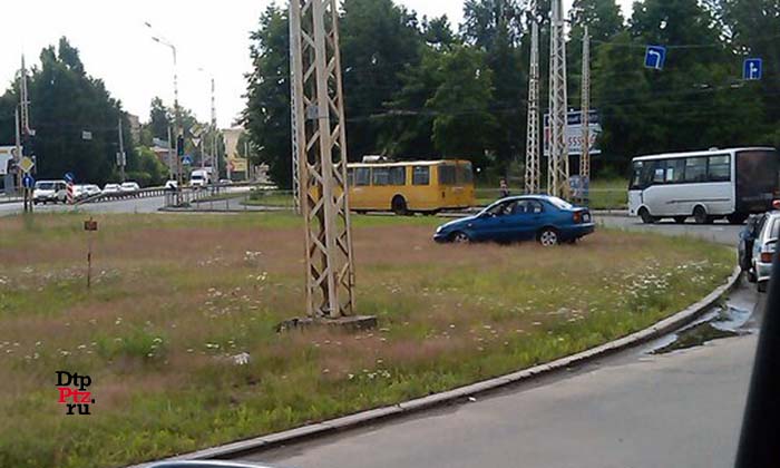 Петрозаводск, 5 июля 2015 года, 03-18. ДТП с участием легкового автомобиля произошло на пересечении улиц Чапаева и Шотмана.