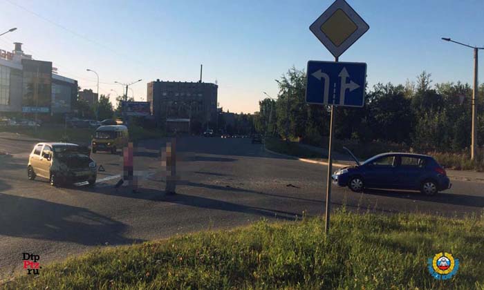 Петрозаводск, 20 августа 2015 года, 18-35. ДТП с участием легковых автомобилей Ниссан (Nissan Tiida) и Дэу (Daewoo Matiz) произошло на улице Правды, в районе дома №38.