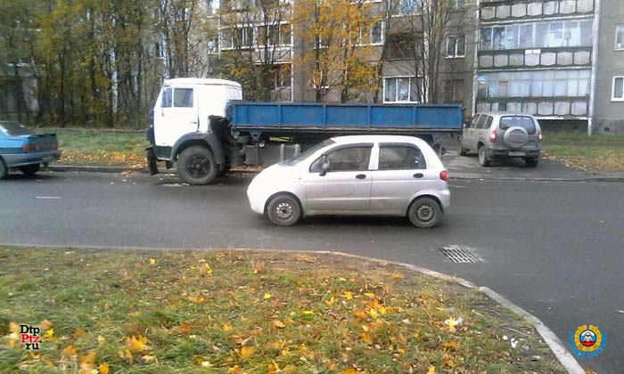 Петрозаводск, 18 октября 2015 года, 15-15. ДТП с участием пешехода и автомобиля Дэу Матиз (Daewoo Matiz) произошло на улице Фролова, у дома № 14.