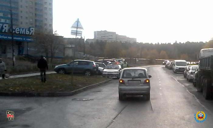 Петрозаводск, 18 октября 2015 года, 15-15. ДТП с участием пешехода и автомобиля Дэу Матиз (Daewoo Matiz) произошло на улице Фролова, у дома № 14.