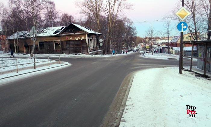 Петрозаводск, 16 декабря 2015 года, 10-55. ДТП с участием пешехода и легкового автомобиля Тойота (Toyota Camry) произошло на пересечении улиц Калинина и Володарского.