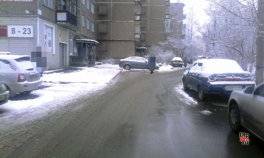 Петрозаводск, 1 декабря 2015 года, 13-30. ДТП с участием пешехода и неустановленного автомобиля произошло на дворовой территории у дома № 48-а по улице Калинина.