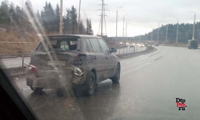 Петрозаводск, 22 декабря 2015 года, 09-00. ДТП с участием легкового автомобиля Шкода (Skoda Fabia) и самосвала на шасси грузового автомобиля Вольво (Volvo) произошло на Лесном проспекте, в районе дома № 3.