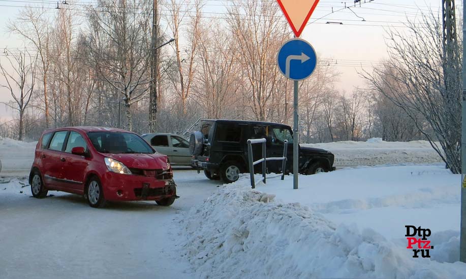 Петрозаводск, 16 января 2016 года, 10-27. ДТП с участием внедорожника Мерседес (Mercedes-Benz G-Class Gelandewagen) и легкового автомобиля Ниссан (Nissan Tiida) произошло на пересечении улиц Варкауса и Мурманская. 