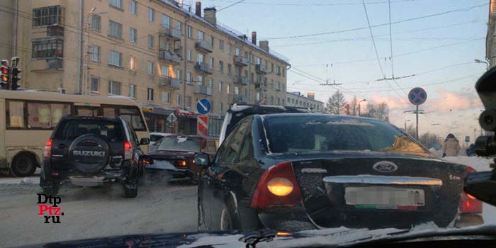 Петрозаводск, 18 января 2016 года, 14-27 - 14-35. Два ДТП с участием легкового автомобиля Форд (Ford Focus) и микроавтобуса, кроссовера Сузуки (Suzuki Grand Vitara) и легкового автомобиля ВАЗ-2106 произошло на пересечении проспекта Ленина и улицы Шотмана.