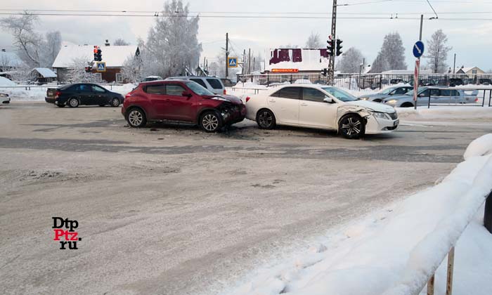Петрозаводск, 21 января 2016 года, 14-54. ДТП с участием легкового автомобиля Тойота (Toyota Camry) и кроссера Ниссан (Nissan Juke) произошло на пересечении улиц Чапаева и Ватутина.