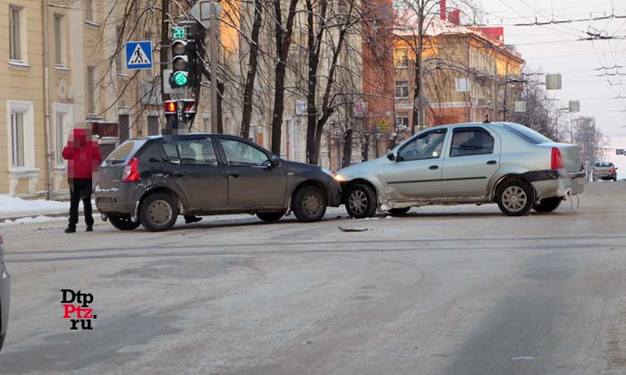 Петрозаводск, 7 января 2016 года, 13-50. ДТП с участием легковых автомобилей Рено Сандеро (Renault Sandero) и Рено Логан (Renault Logan) произошло на пересечении проспекта Ленина и улицы Кирова.